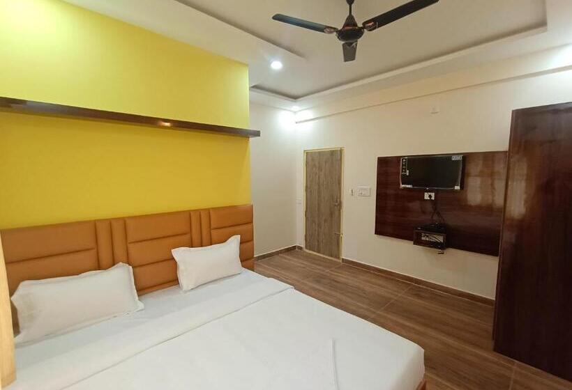 בית מלון כפרי Staymaker Karanji Paradise   Next To Liquor Station