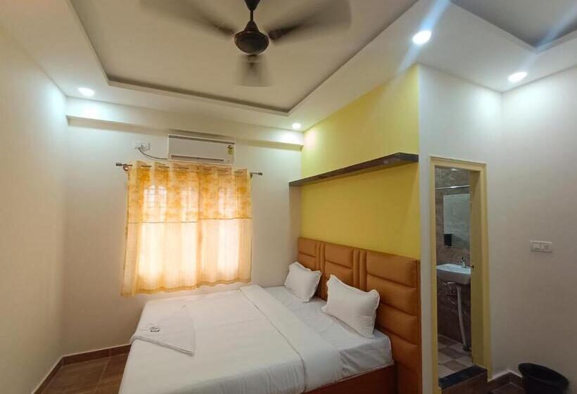 בית מלון כפרי Staymaker Karanji Paradise   Next To Liquor Station