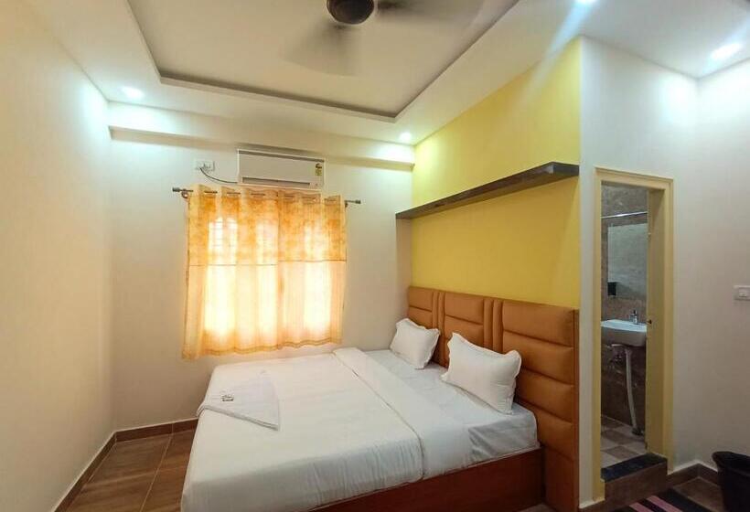 בית מלון כפרי Staymaker Karanji Paradise   Next To Liquor Station