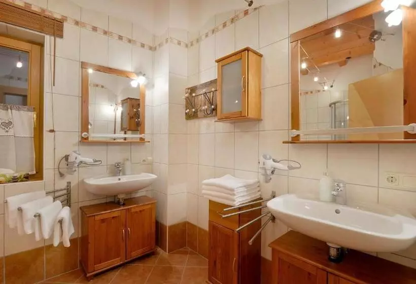 ホテル Appartement Kugl