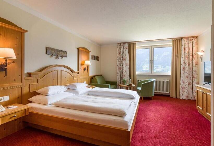 ホテル Waldfriede Der Logenplatz Im Zillertal