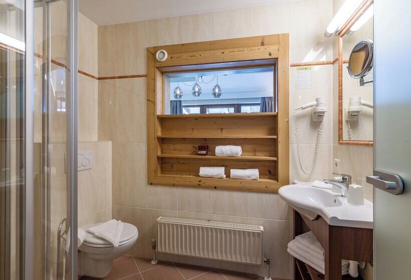 ホテル Waldfriede Der Logenplatz Im Zillertal