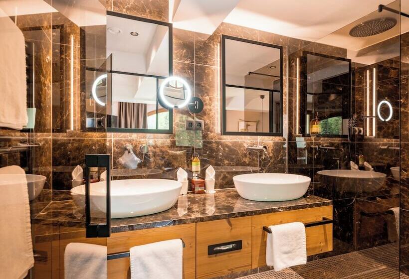 ホテル Waldfriede Der Logenplatz Im Zillertal