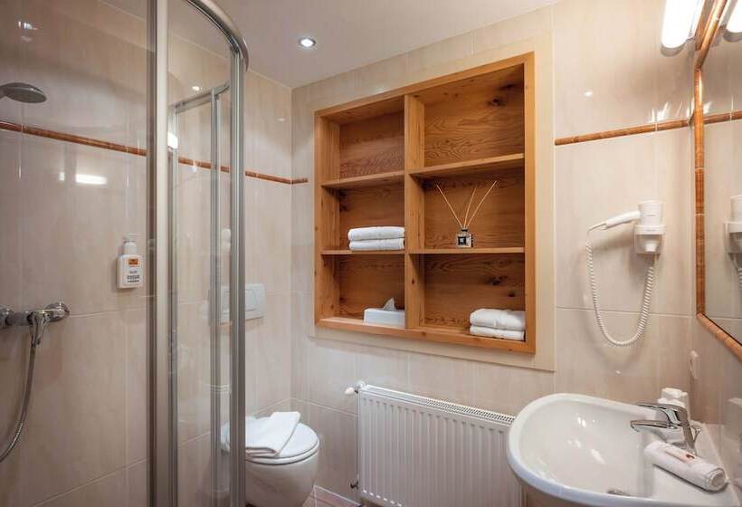 ホテル Waldfriede Der Logenplatz Im Zillertal