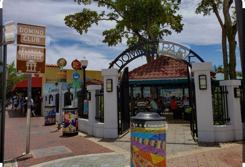 הוסטל Beds & Sheets Little Havana