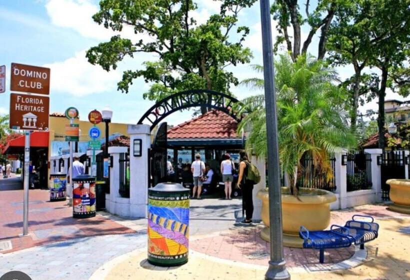 הוסטל Beds & Sheets Little Havana