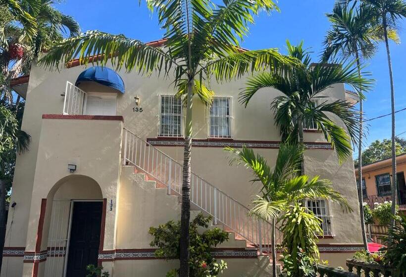 הוסטל Beds & Sheets Little Havana