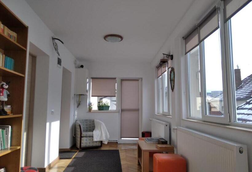 تختخواب و صبحانه Friends House Central Station Self Check In