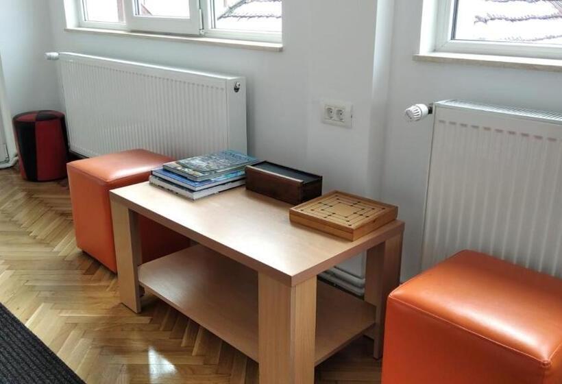 تختخواب و صبحانه Friends House Central Station Self Check In