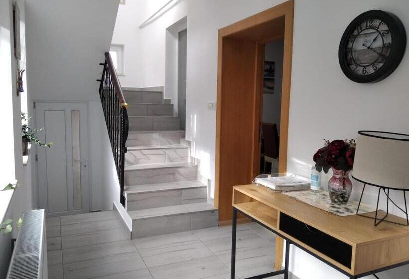 تختخواب و صبحانه Friends House Central Station Self Check In