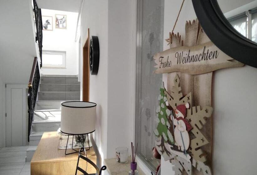 تختخواب و صبحانه Friends House Central Station Self Check In