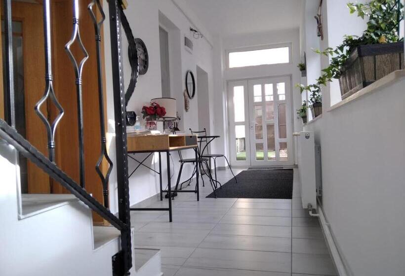 تختخواب و صبحانه Friends House Central Station Self Check In