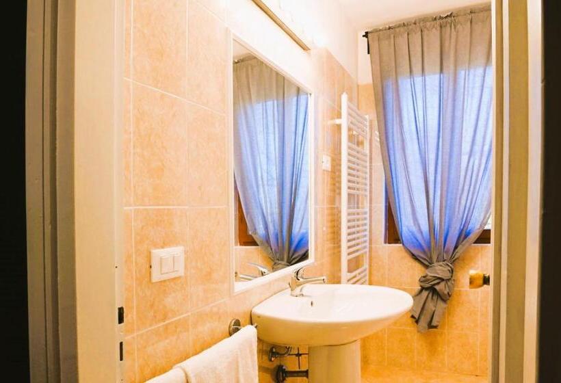 בית מלון כפרי Surrounded By Tuscan Nature In Barga, Breakfast Included