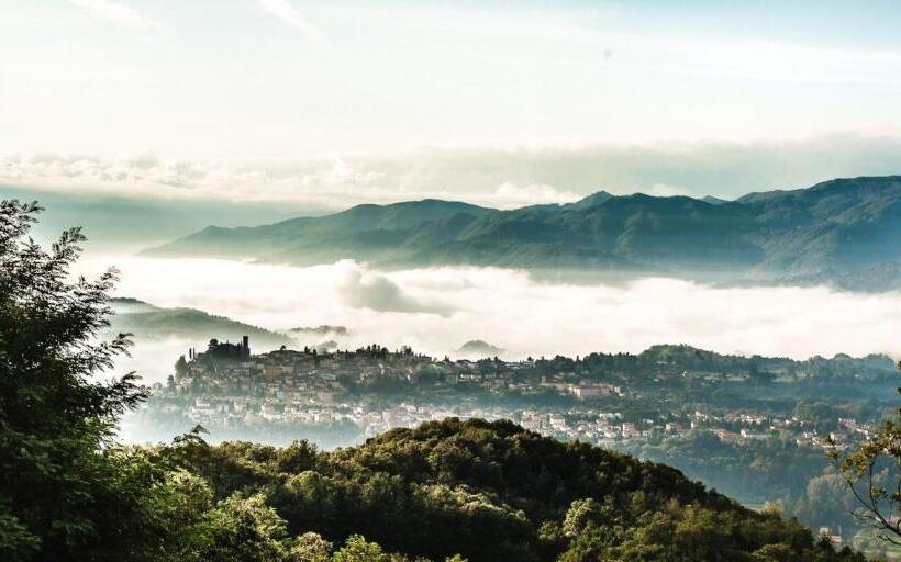 בית מלון כפרי Surrounded By Tuscan Nature In Barga, Breakfast Included