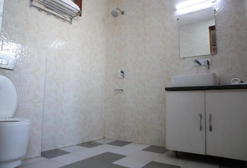 The Sandalwood Hotel I Sec 38 I Near Medanta Medicity Gurgaon