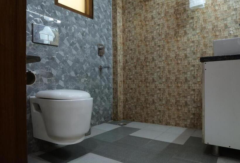 The Sandalwood Hotel I Sec 38 I Near Medanta Medicity Gurgaon