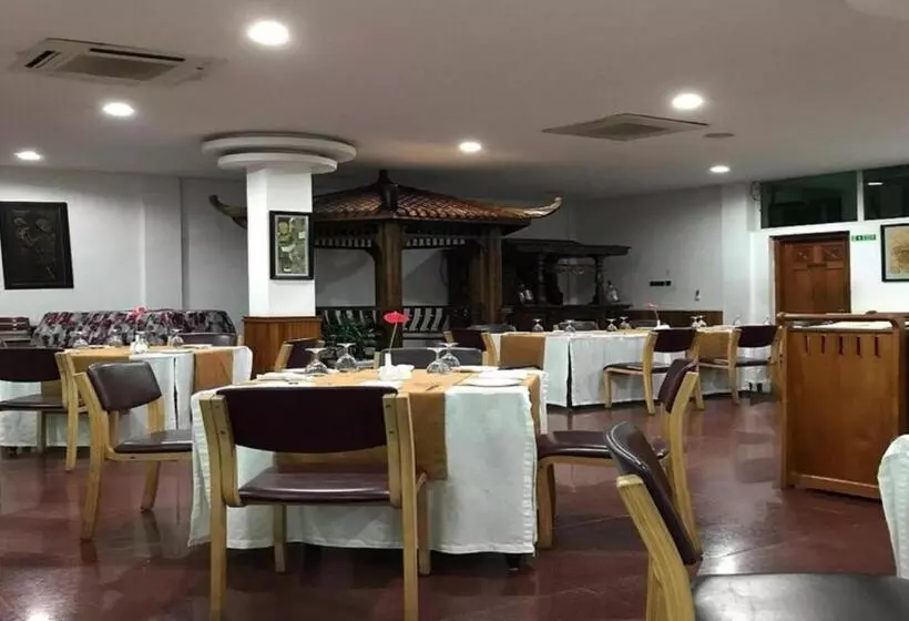 リゾートホテル Zone Niathu By The Park, Dimapur