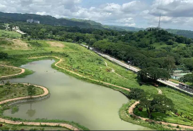 Spacious Luxury Condo W/ Kitchen Beside Hilton Clark D’heights