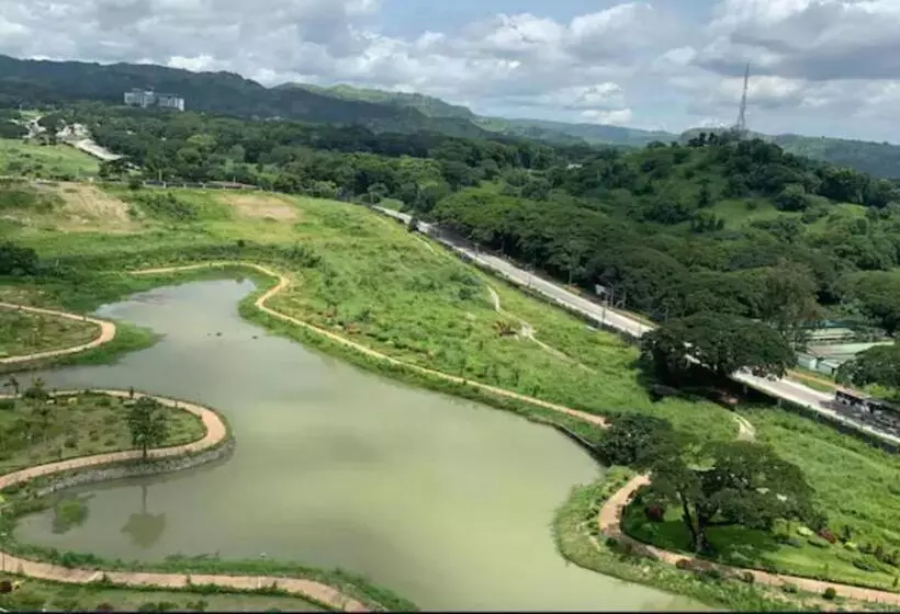 Spacious Luxury Condo W/ Kitchen Beside Hilton Clark D’heights