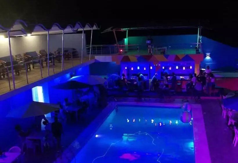 ユースホステル Oceanside Hotel & Pool