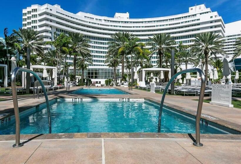 ユースホステル Fontainebleau Resort Balcony W Ocean And City View
