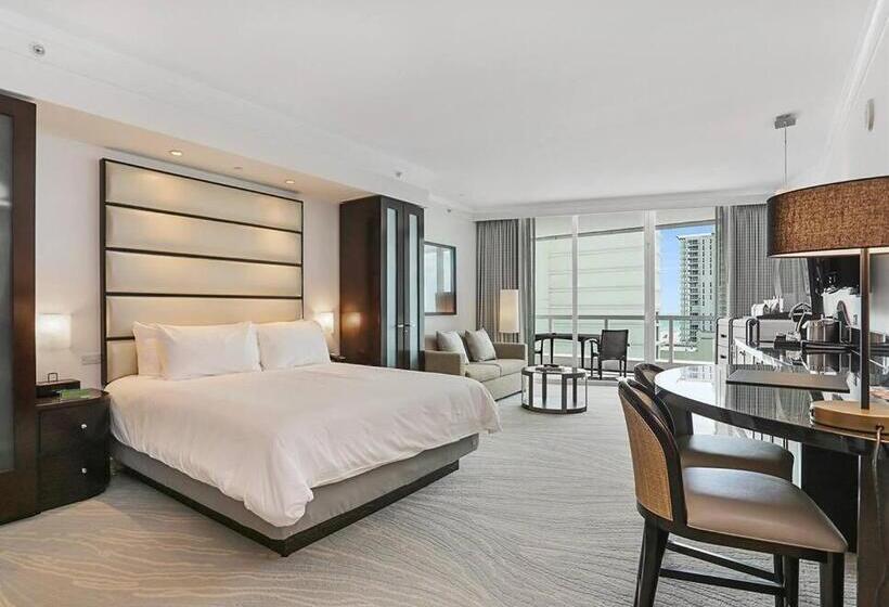 ユースホステル Fontainebleau Resort Balcony W Ocean And City View