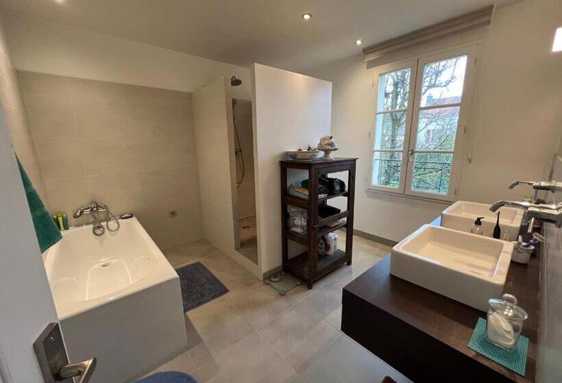 تختخواب و صبحانه Les Persiennes