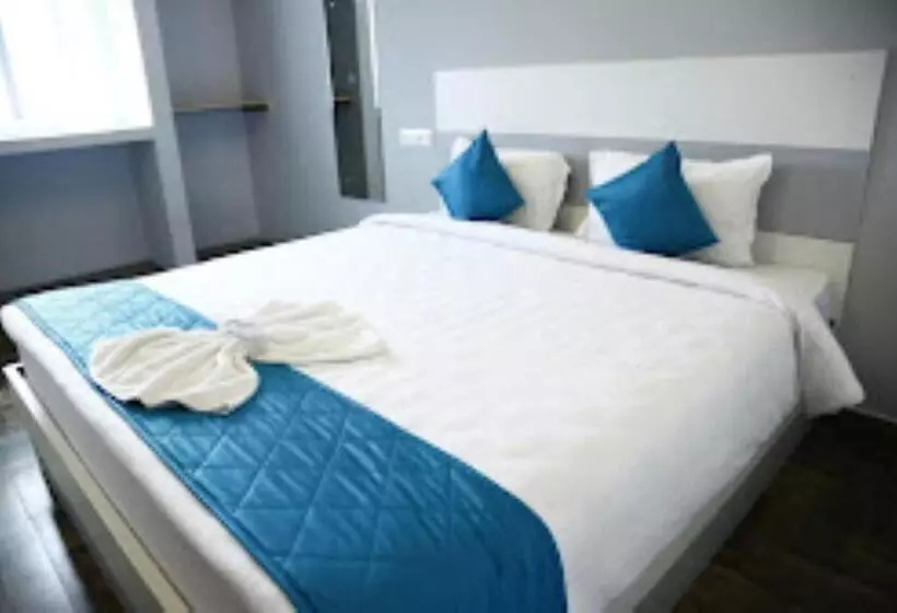 ホテル The Base Inn Puducherry