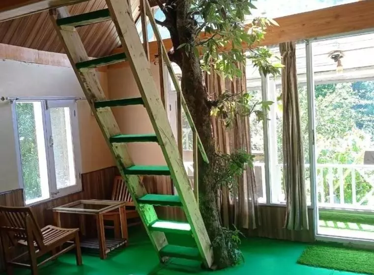 ペンション Thetreehousejibhi