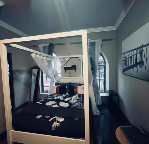 تختخواب و صبحانه Castle Home