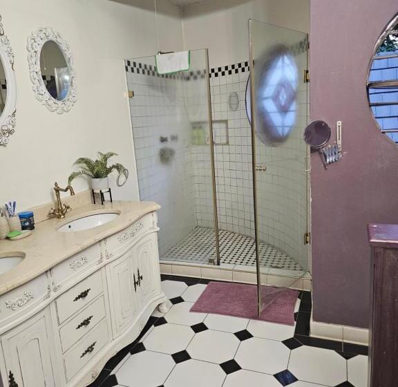 تختخواب و صبحانه Castle Home