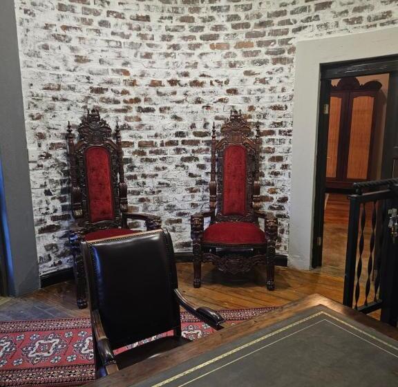 تختخواب و صبحانه Castle Home