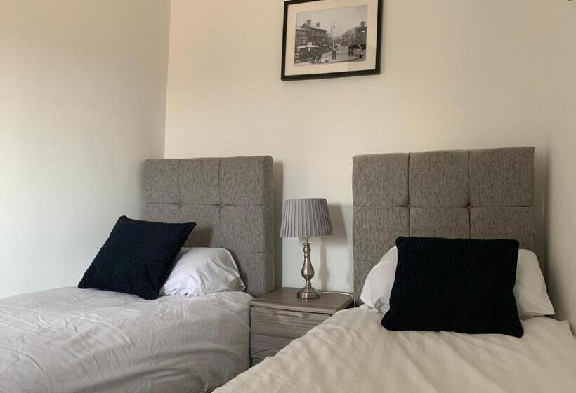 فندق Market Place Serviced Apartments, Leek