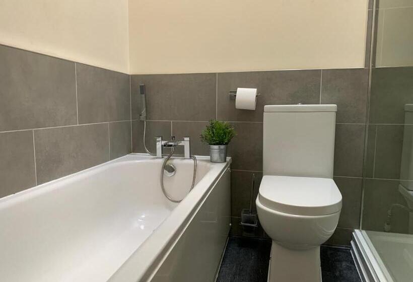فندق Market Place Serviced Apartments, Leek