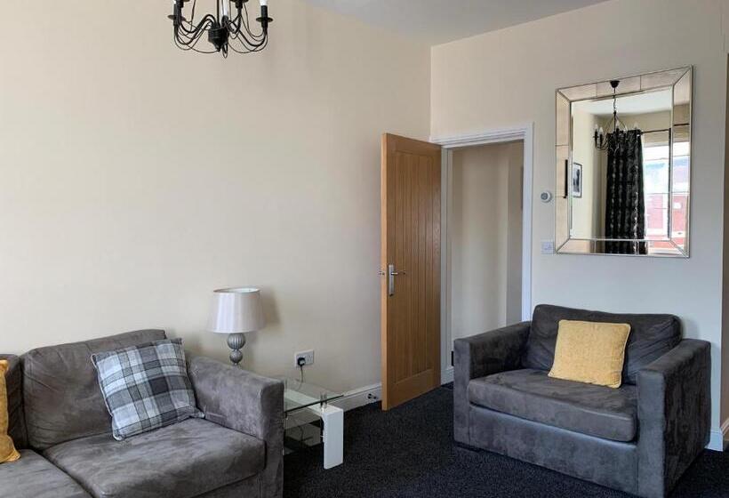 فندق Market Place Serviced Apartments, Leek