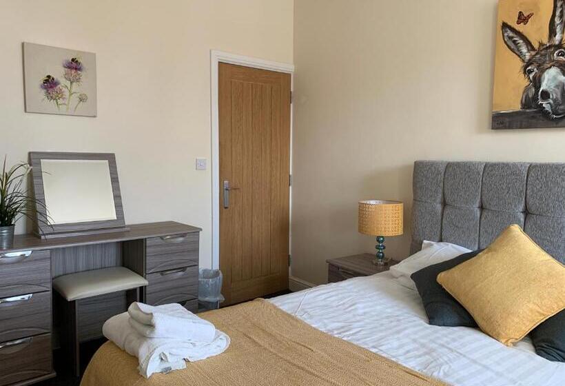 فندق Market Place Serviced Apartments, Leek