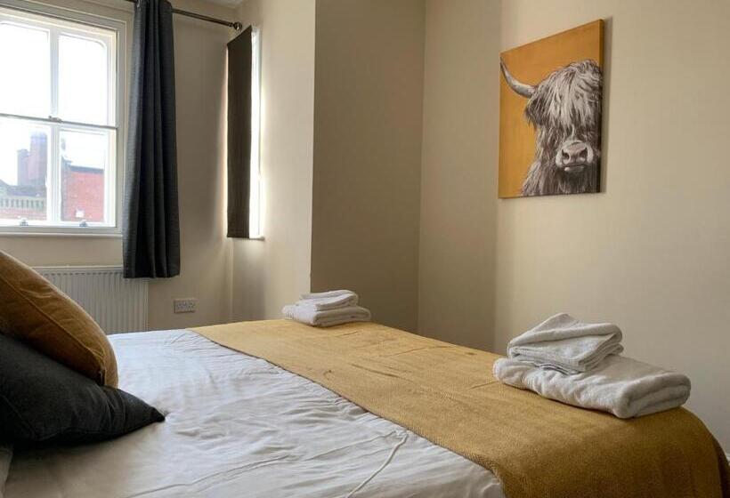فندق Market Place Serviced Apartments, Leek