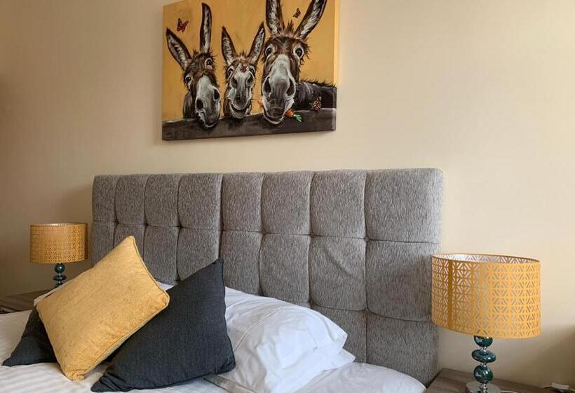 فندق Market Place Serviced Apartments, Leek