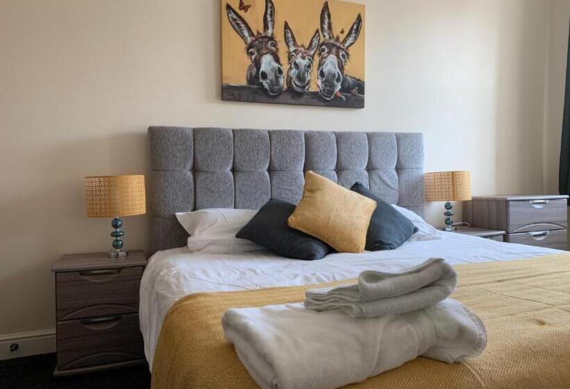 فندق Market Place Serviced Apartments, Leek