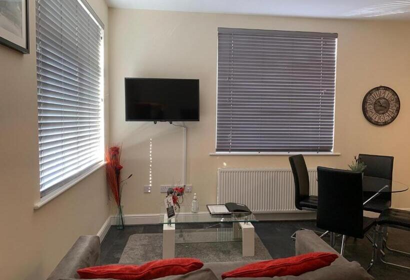 فندق Market Place Serviced Apartments, Leek