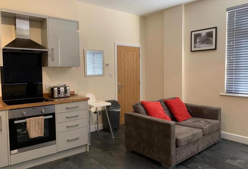 فندق Market Place Serviced Apartments, Leek