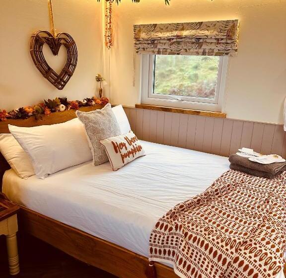 فندق The Original Sleeping Giant Lodge Farm Stay, Meet The Animals