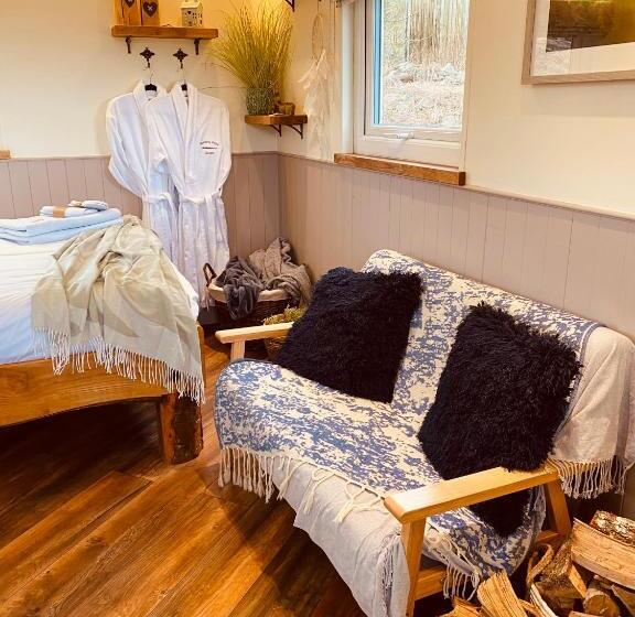 فندق The Original Sleeping Giant Lodge Farm Stay, Meet The Animals