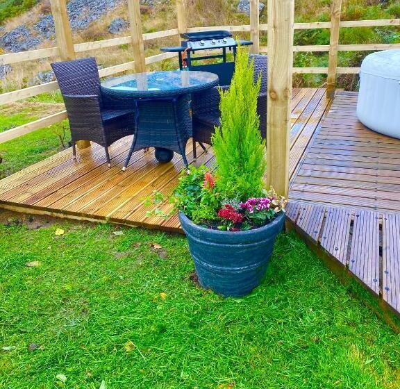 فندق The Original Sleeping Giant Lodge Farm Stay, Meet The Animals