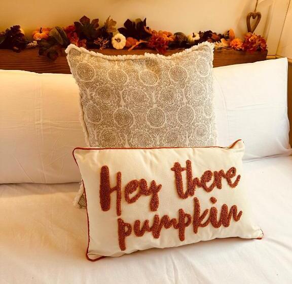 فندق The Original Sleeping Giant Lodge Farm Stay, Meet The Animals