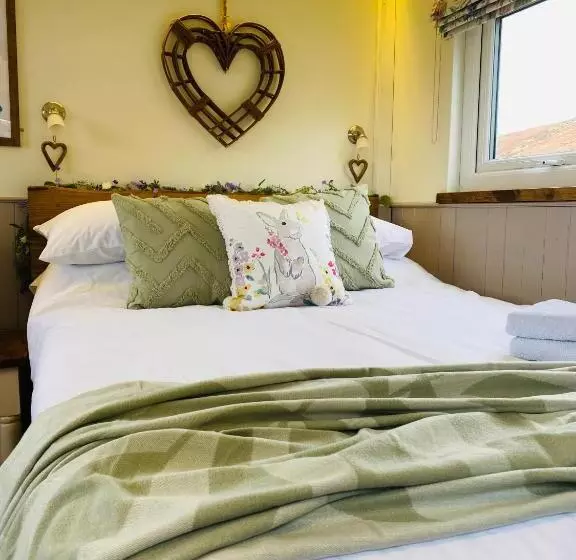 ホテル The Original Sleeping Giant Lodge   Farm Stay, Meet The Animals
