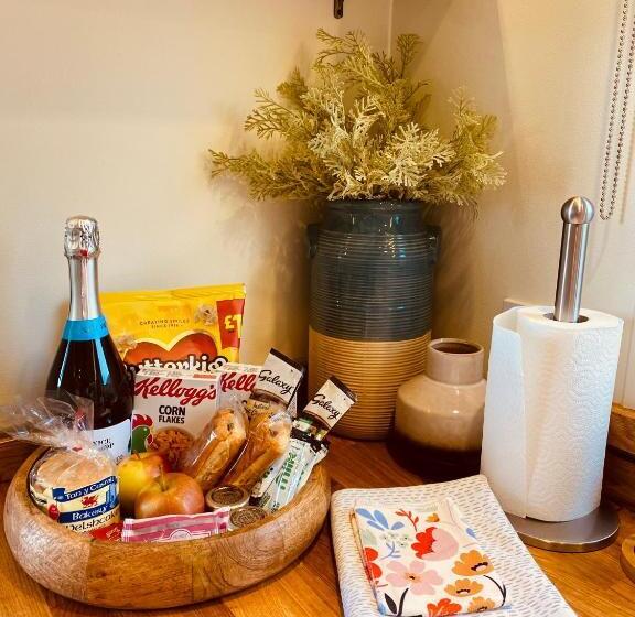 فندق The Original Sleeping Giant Lodge Farm Stay, Meet The Animals