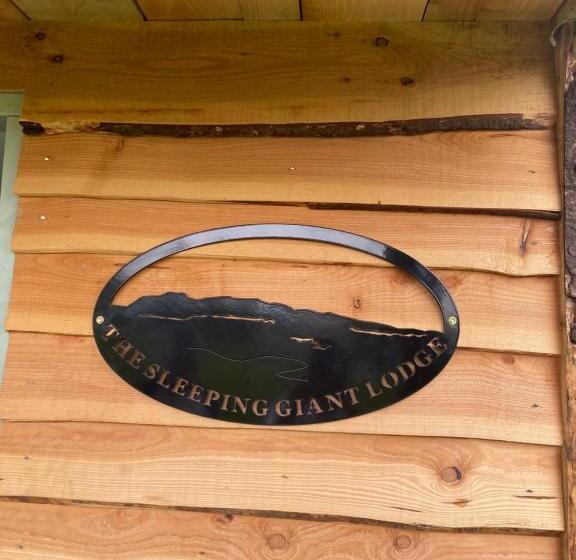 فندق The Original Sleeping Giant Lodge Farm Stay, Meet The Animals