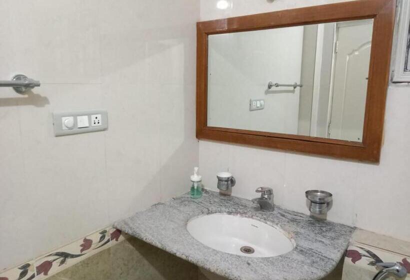 호텔 Sv Orchid Deluxe Room King Size Bed With Balcony