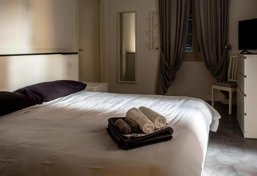 بنسيون Archivolto Del Teatro